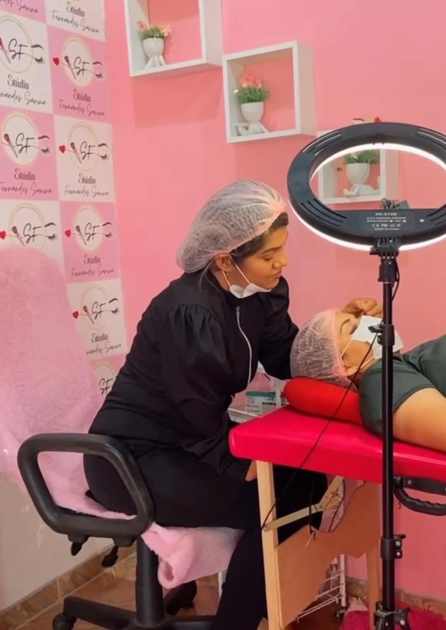 Profissional de design de sobrancelhas